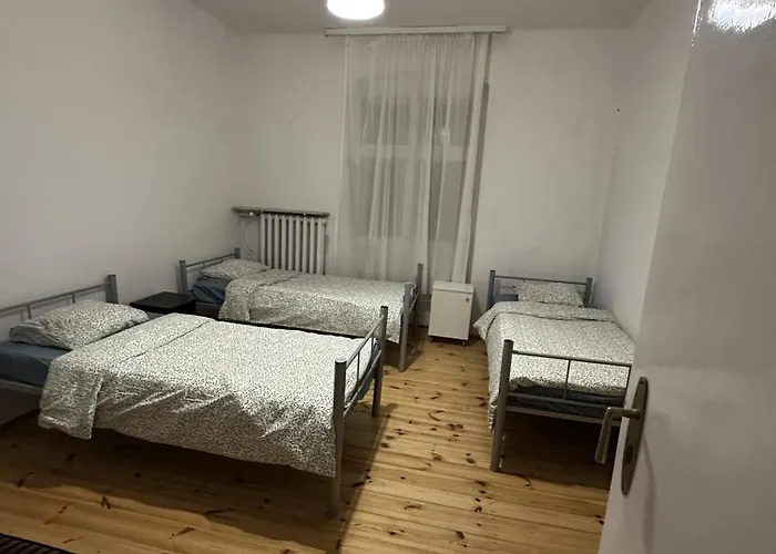 Cybulskiego 7 بيت شباب بوزنان